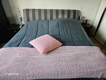 Gratis tweepersoons boxspring 180x200 met 2 nachtkastjes