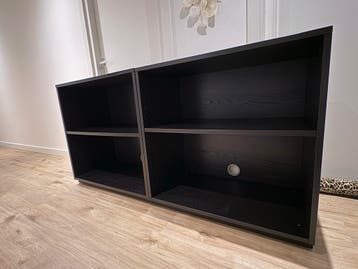 Twee nette zwarte kasten met kabeldoorvoer