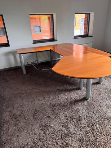Gratis bureau's en kasten- Zo goed als nieuw