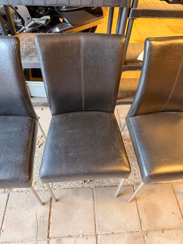 Gratis: 3 stoelen, zwart kunstleer