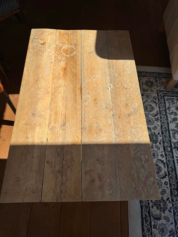 Robuuste houten tafel - perfect voor eetkamer of werkplek