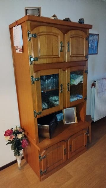 Rustieke houten buffetkast met glazen deuren