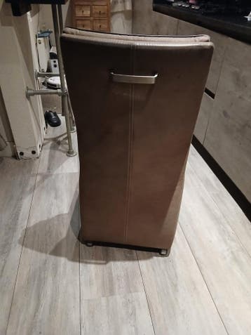 Gratis: 6 bruine leren eetkamerstoelen op wieltjes.