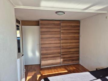 Ruime kledingkast met schuifdeuren