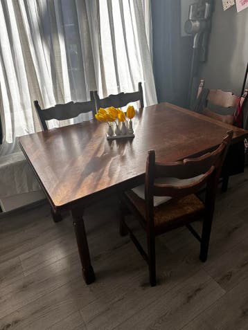 Houten eettafel met 4 stoelen