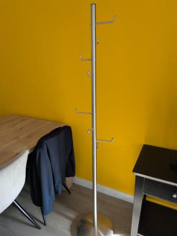 Gratis Metalen staande kapstok, demontabel in 3 delen