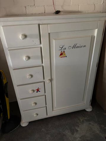 Witte houten kast met lades en deur