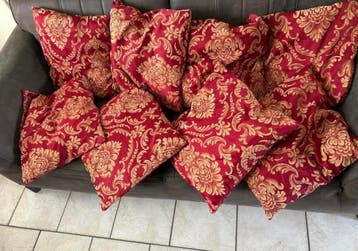 8 Rode Kussens met Gouden Patroon