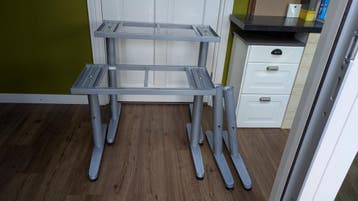 2 stuks zilverkleurig  ikea bureauframes incl tafelbladen