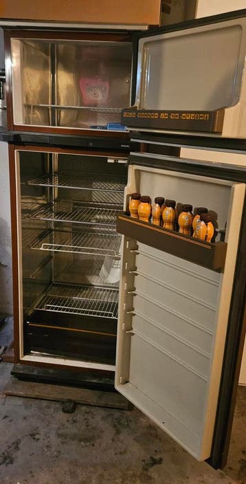 Koelkast met diepvriesvak