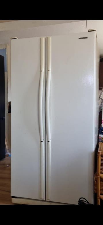 Amerikaanse koelkast (werkend) en anders voor oud ijzer.