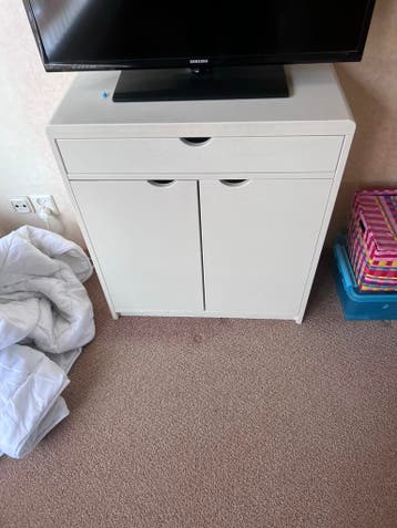 Wit kastje met lade en deurtjes