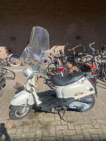 IVA Venti 50 - Blauw kenteken - Schade