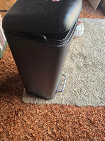 Zwarte prullenbak met pedaal - Gebruikt