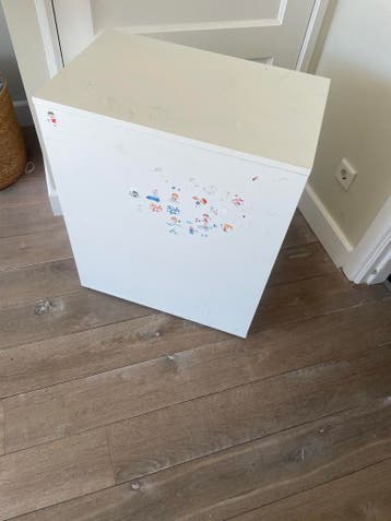 Wit kastje met deur - ideaal voor kinderkamer