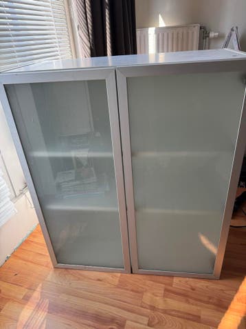 Gratis: Twee keukenkasten met glazen deuren