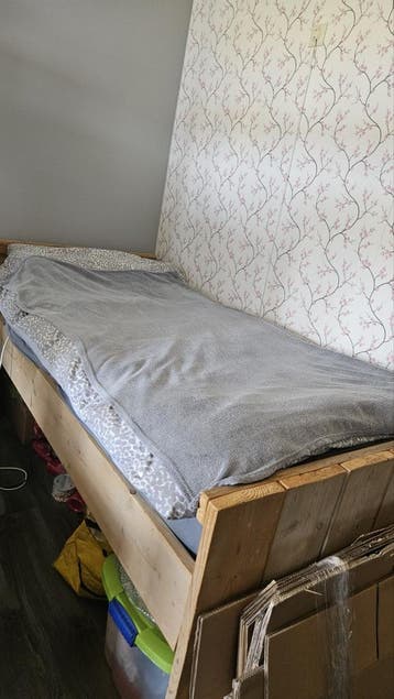 Eenpersoonsbed steigerhout 90x200cm - Z.S.M. Ophalen!