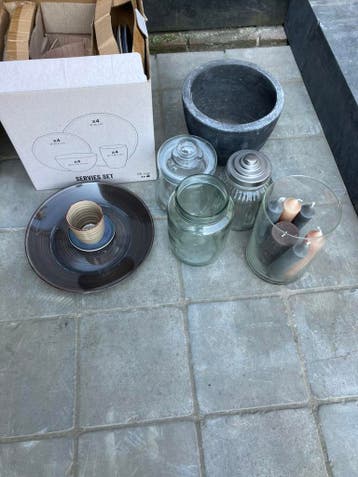 Gratis servies en glazen potten