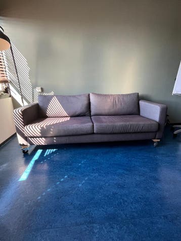 Grijze 2-zits bank Gratis