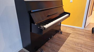 Piano te koop, merk Rösler, kleur zwart.