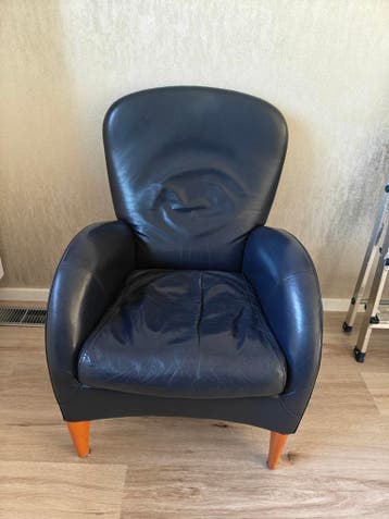 Gratis Donkerblauwe leren Molinari stoel.
