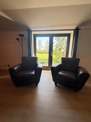 2 heerlijke leren fauteuils - 1 leuning moet vastgezet