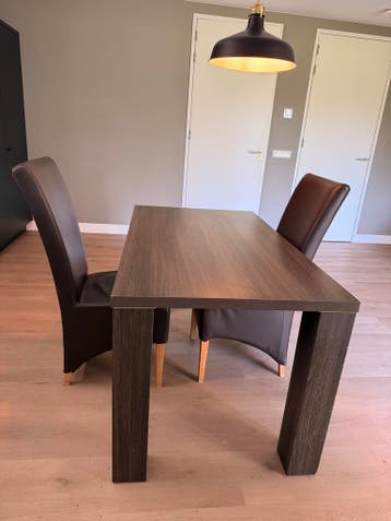 Leuke eettafel met 2 stoelen