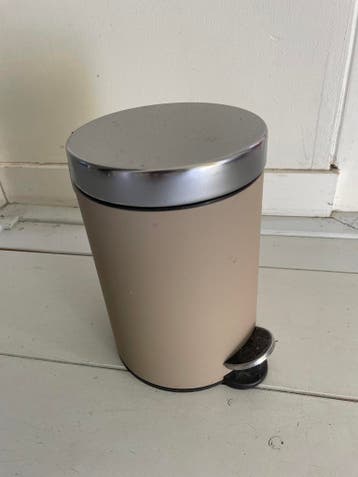 Gratis Kleine prullenbak met pedaal voor badkamer/toilet