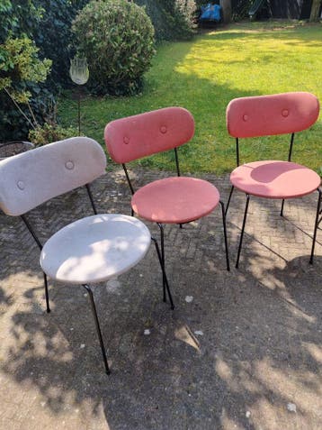 6 stapelbare eetkamerstoelen: 2 grijs 4 lichtrood