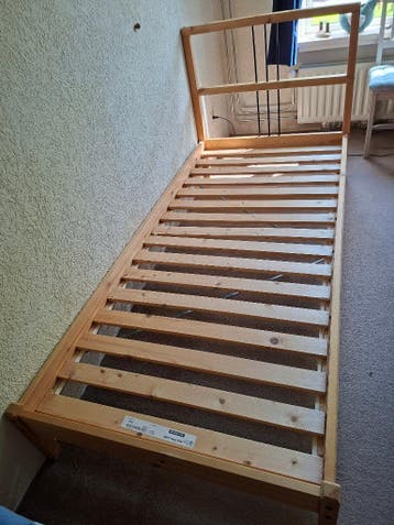 Twee 1persoonsbedden met toebehoren