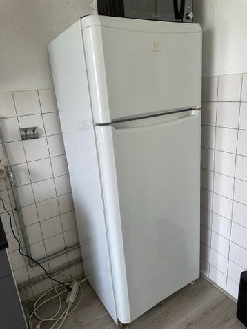 Ruime Indesit Koelkast met Vriezer - Ideaal voor Gezinnen