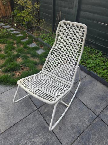 Witte gevlochten schommelstoel voor buiten