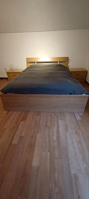 Bed 140 x 200 inclusief lattenbodem en nachtkastjes