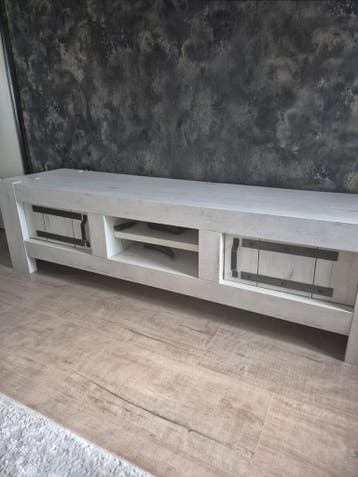 Tv meubel 200cm lang hoogte 55cm 45cm breed.
