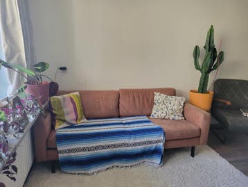 Comfortabele tweepersoons bank in goede staat