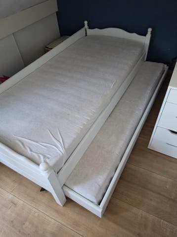 Eenpersoonsbed met uitrolbaar logeerbed
