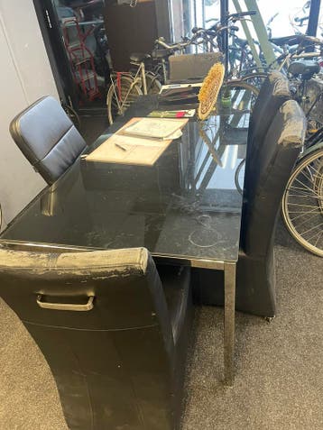 Eettafel met 4 stoelen