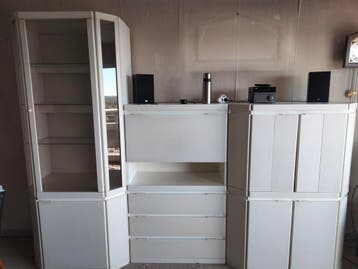 Witte wandkast/boekenkast met vitrine en barmeubel