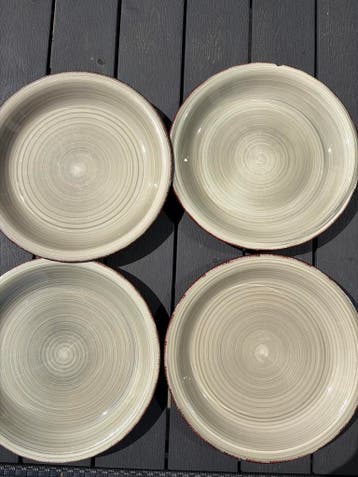 4 dinerborden, waarvan 2 met een kleine chip