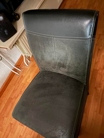 4 bruine stoffen stoelen met wieltjes en handgrepen