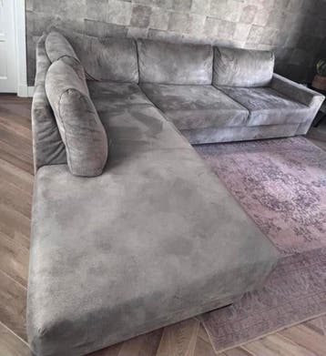 Grijze hoekbank met comfortabel liggedeelte