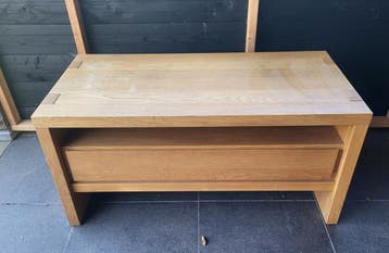 Eiken tv meubel met lichte beschadigingen en kringen