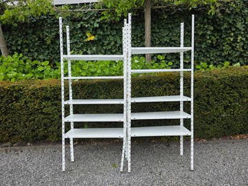 Twee witte metalen stellingkasten, gratis op te halen