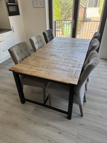 Eettafel met stoelen (GRATIS AF TE HALEN)