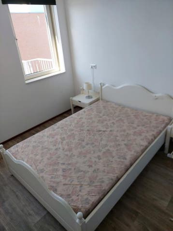 Gratis af te halen: Wit tweepersoonsbed met lattenbodem