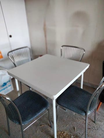 Uitschuifbare keukentafel met 4 stoelen