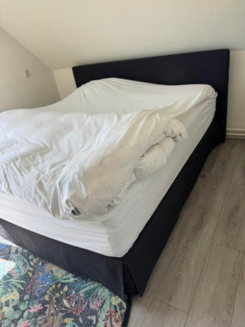 Bed 1,80 x 2,00 inclusief matras GRATIS op te halen