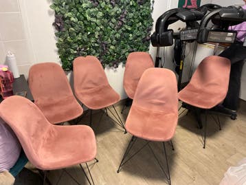 5 of 6 roze stoelen gratis af te halen