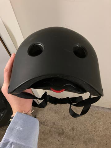 Zwarte helm (verstelbaar, fiets, skate)