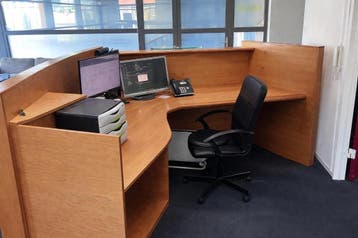 grote houten receptiebalie / ontvangstbalie